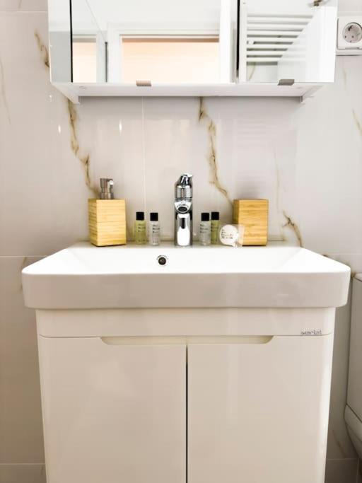 Petite Retreat In Kolonaki, Athens /Netflix Apartment Bagian luar foto