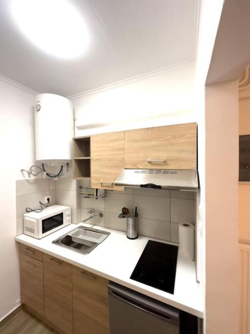 Petite Retreat In Kolonaki, Athens /Netflix Apartment Bagian luar foto
